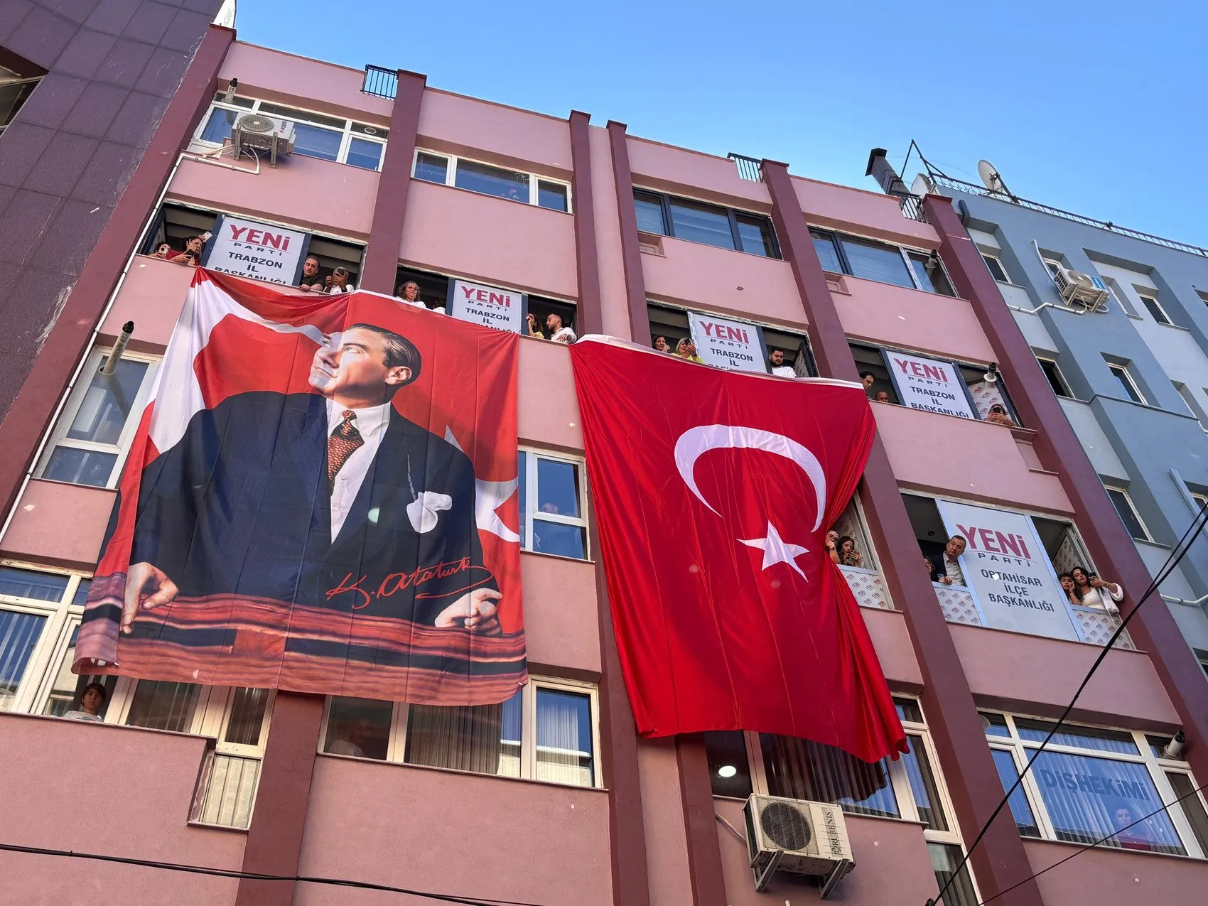 Özgür Özel Trabzon sokaklarında iktidar mesajı verdi