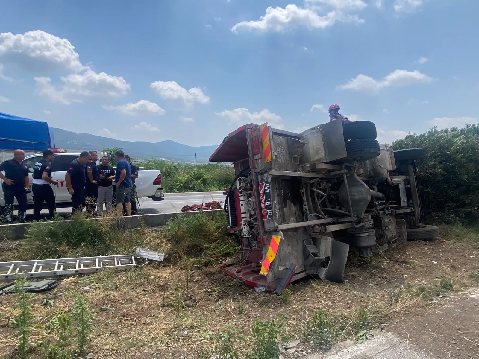 Yangına yetişmeye çalışan itfaiye aracı devrildi