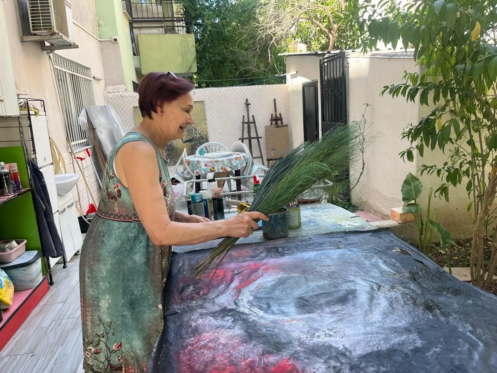 Emekli öğretmenin bahçesi sanat eserlerine dönüştü