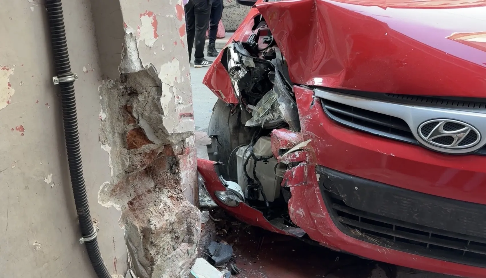 Düğün konvoyunda damadın amcası direksiyon hakimiyetini kaybetti, bina girişine çarptı