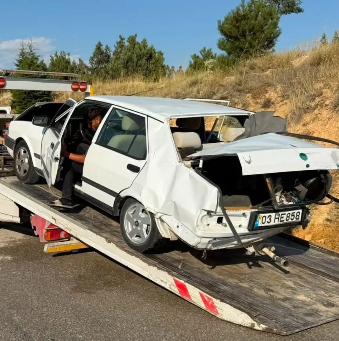 Emirdağ yolunda iki otomobil çarpıştı 1 ölü ve 7 yaralı