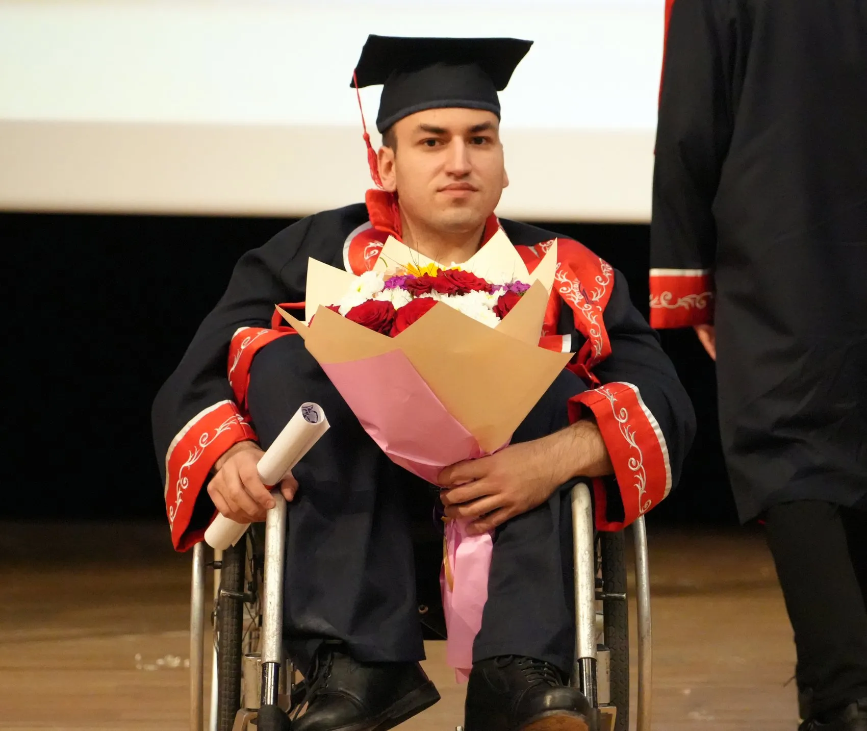 Engelleri Ailesinin Desteğiyle Aştı ve Üniversite Diplomasını Aldı