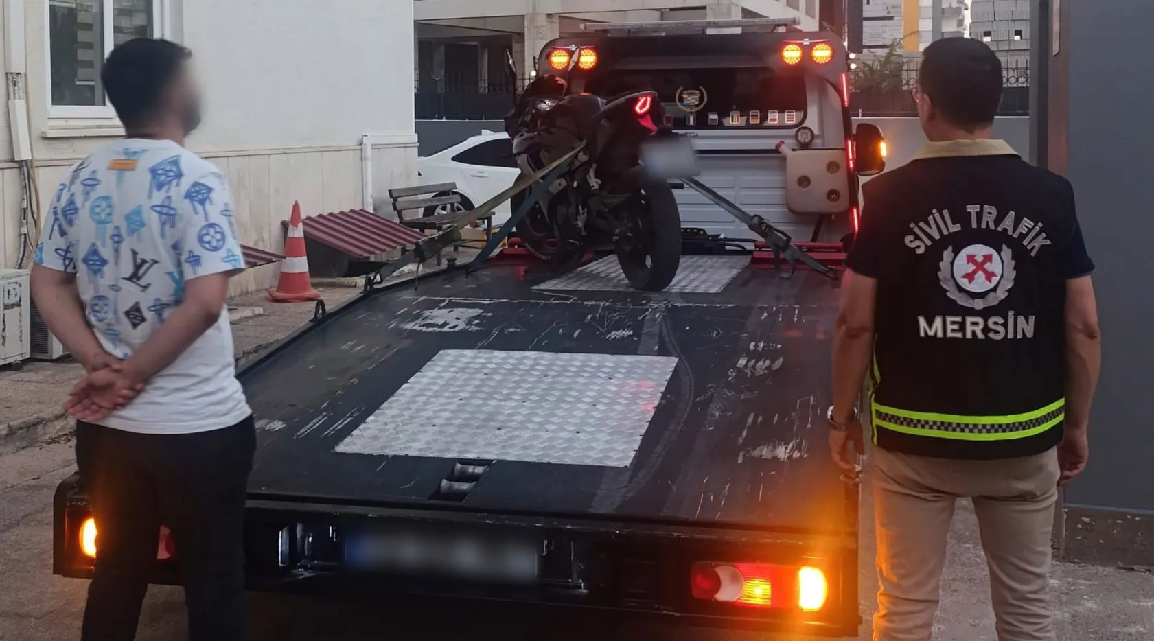 Mersin sahilinde motosiklet şovu yapan sürücüye ağır fatura