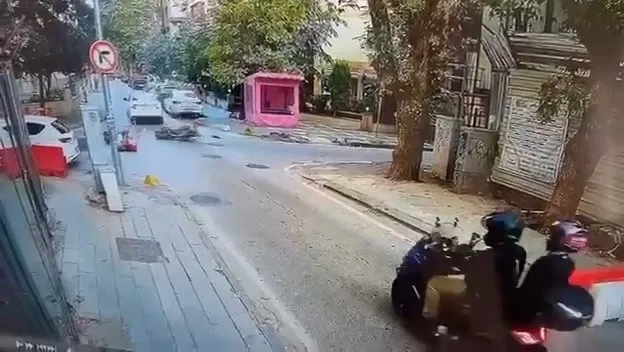 Motosiklet otomobile çarptı, iki yaralı kamerada