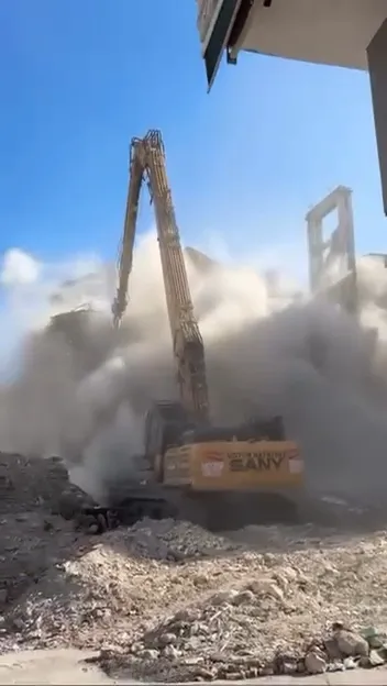 Bahçelievler'de kentsel dönüşüm yıkımı sırasında bina yanındaki apartmanın üzerine çöktü