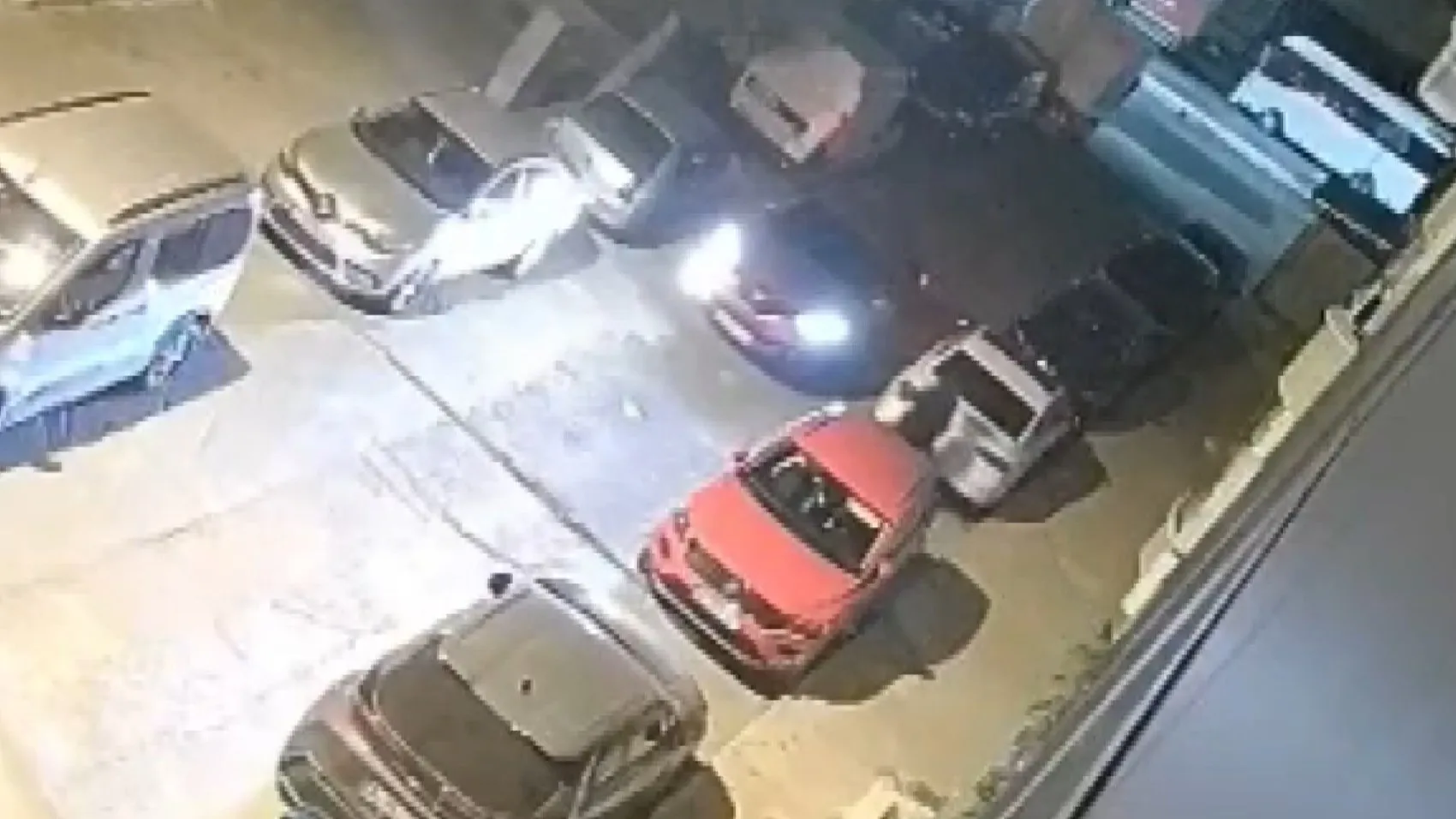 Sultangazi'de gece vakti otomobile kurşun yağdırdılar