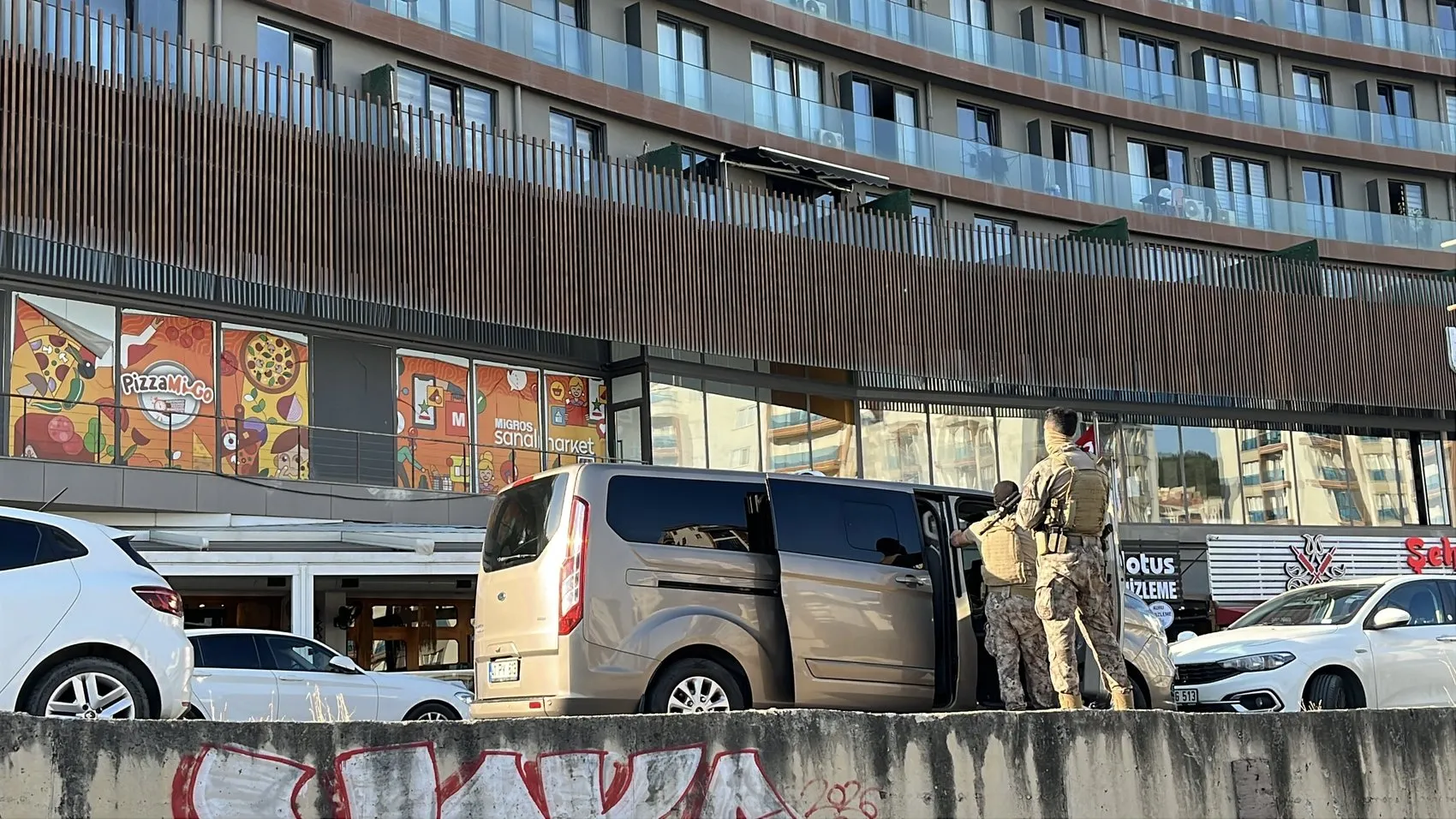 Gebze’de film gibi operasyon Şüpheli kaçarken merdivenlerden düştü