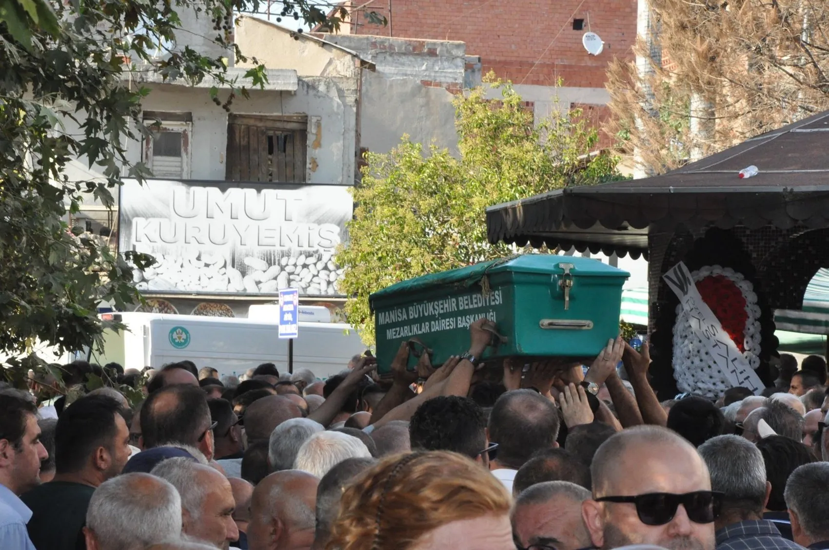 Salihli’deki feci patlamada yaşamını yitiren iş insanı toprağa verildi