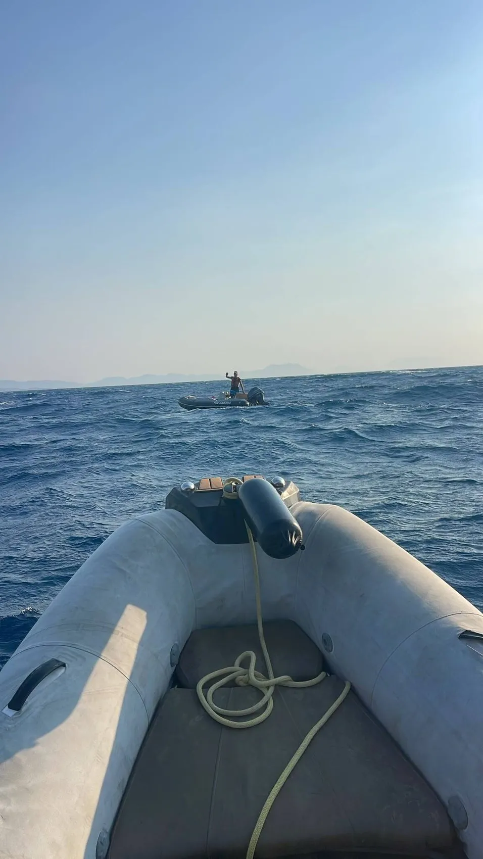 Akbük’te fırtınaya yakalanan bot sürücüsünü esnaflar kurtardı