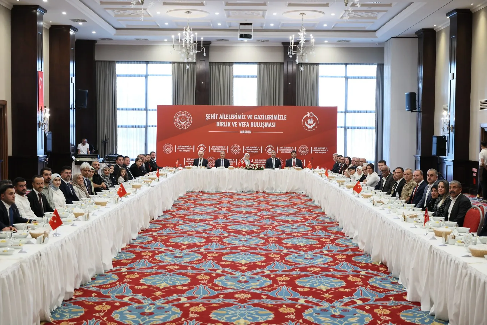 Mardin'de şehit aileleri ve gazilerle buluşan Bakan Göktaş Bu ülke, biz beraber oldukça daha da güçlü olacak