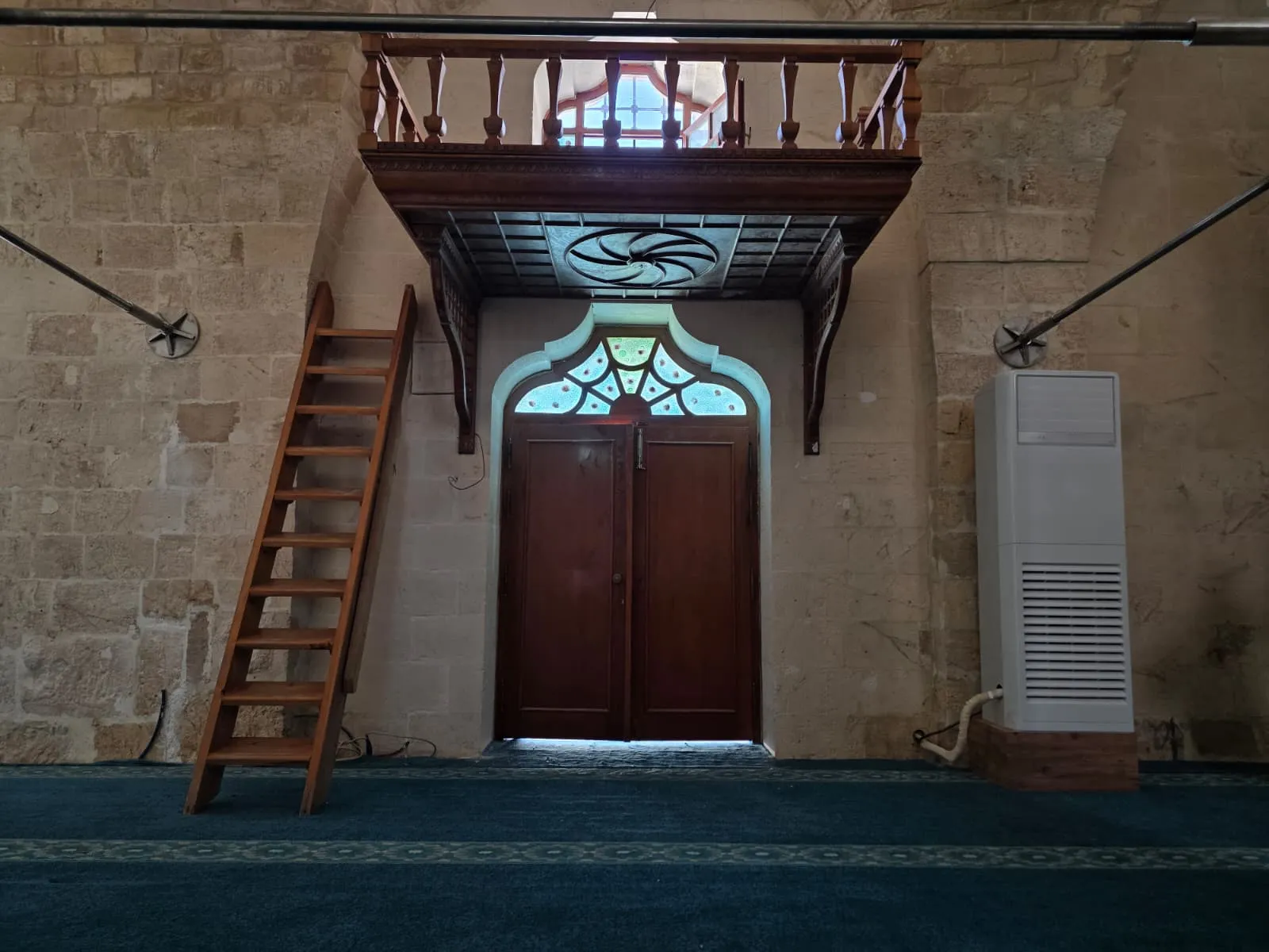 Depremde hasar gören iki tarihi cami yeniden ibadete açılıyor