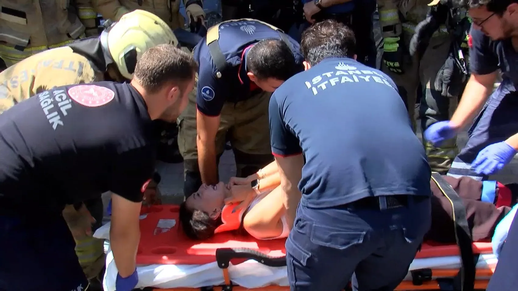 Motokurye kazada yaralanan sürücünün çocuğunu kucağından indirmedi