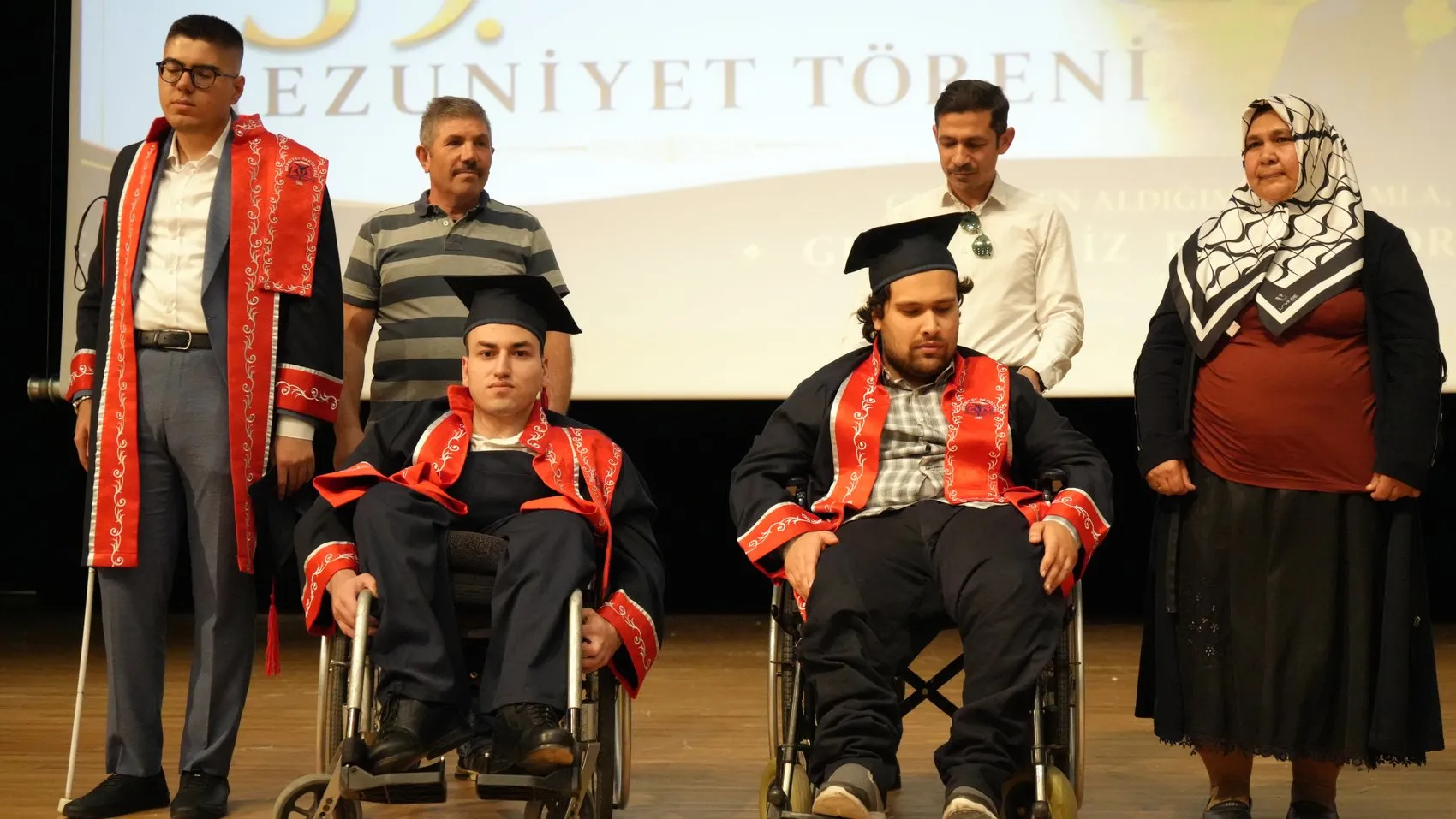 Engelleri Ailesinin Desteğiyle Aştı ve Üniversite Diplomasını Aldı