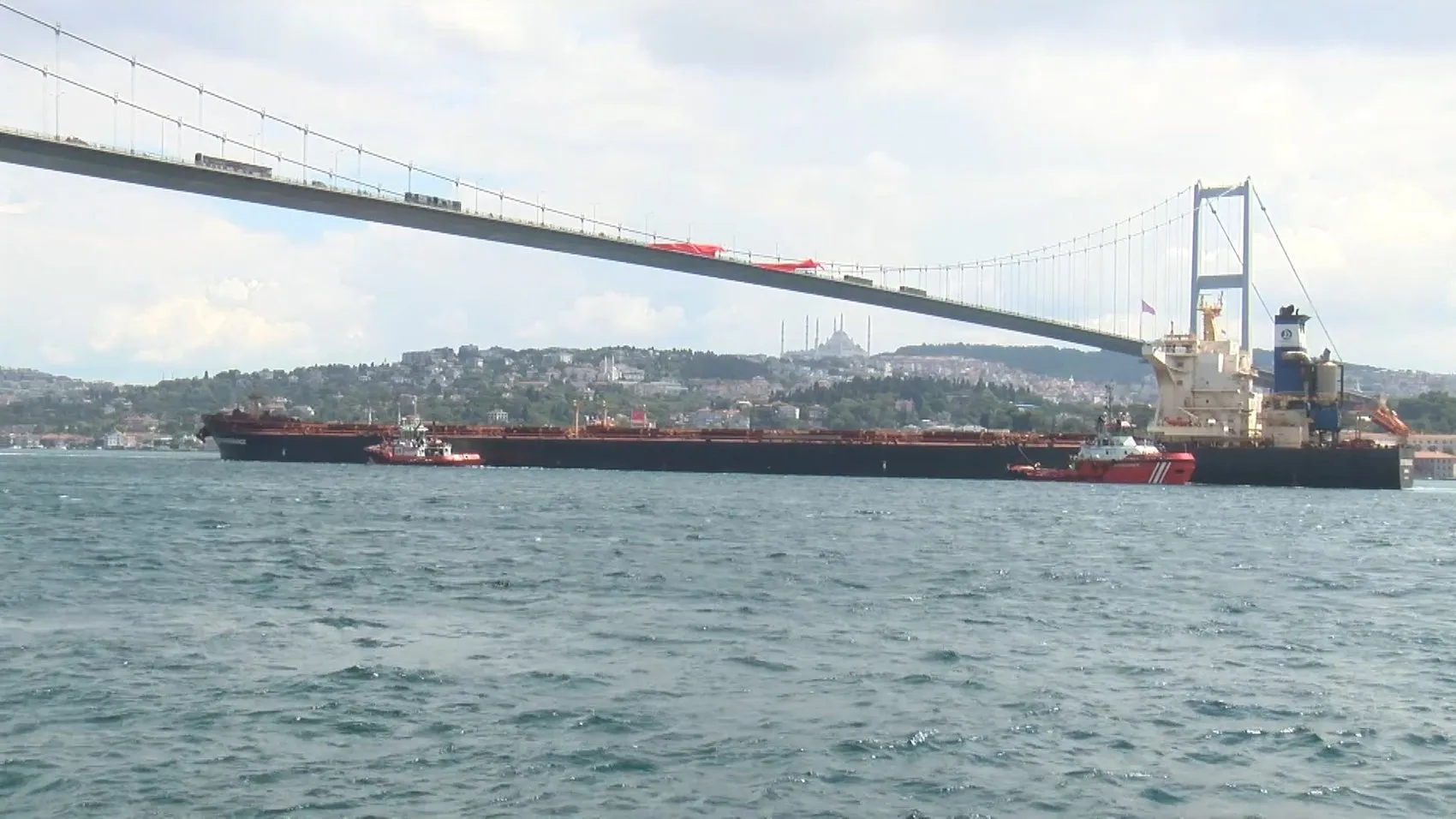 İstanbul Boğazı'nda 290 metrelik dev gemi geçişi Trafik durduruldu