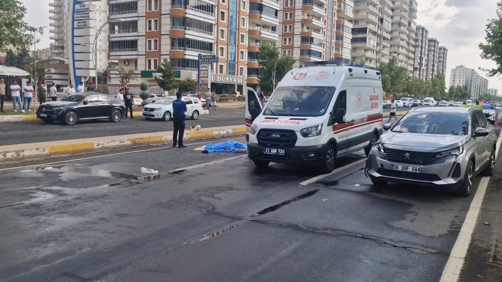 Diclekent Bulvarı'nda akşam saatlerinde acı olay: Yolun karşısına geçmek isteyen yaya kurtarılamadı
