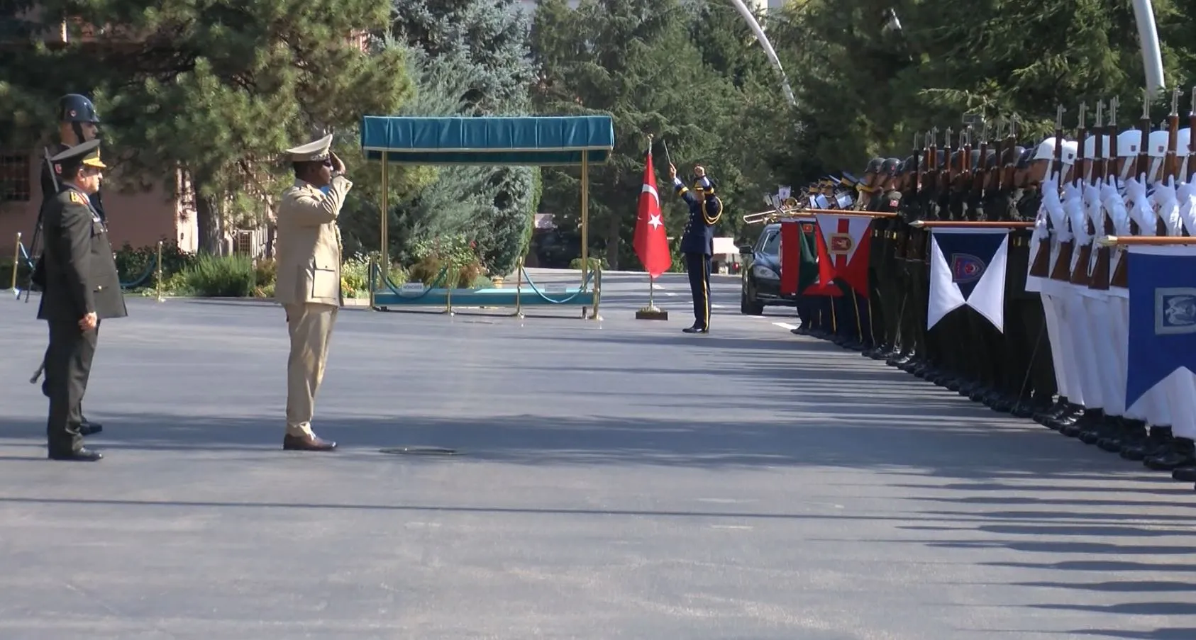 Somali Genelkurmay Başkanı Ankara'da askeri törenle karşılandı