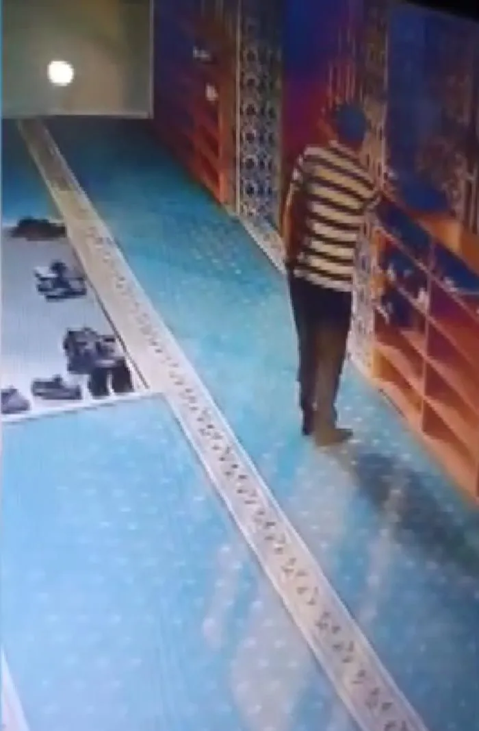 Sultangazi'de cami cemaatinin ayakkabılarını sürünerek çaldı
