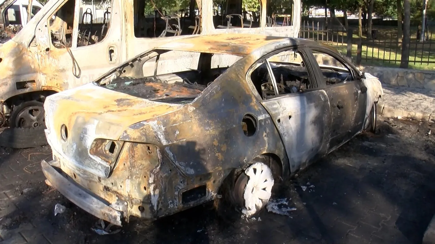 Küçükçekmece'de park halindeki araçları kundaklayıp kaçtı