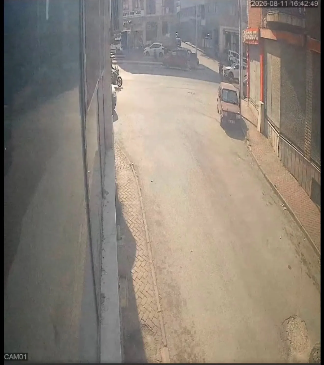 Eskişehir’de motosiklet ve otomobilin karıştığı kaza kameraya yansıdı