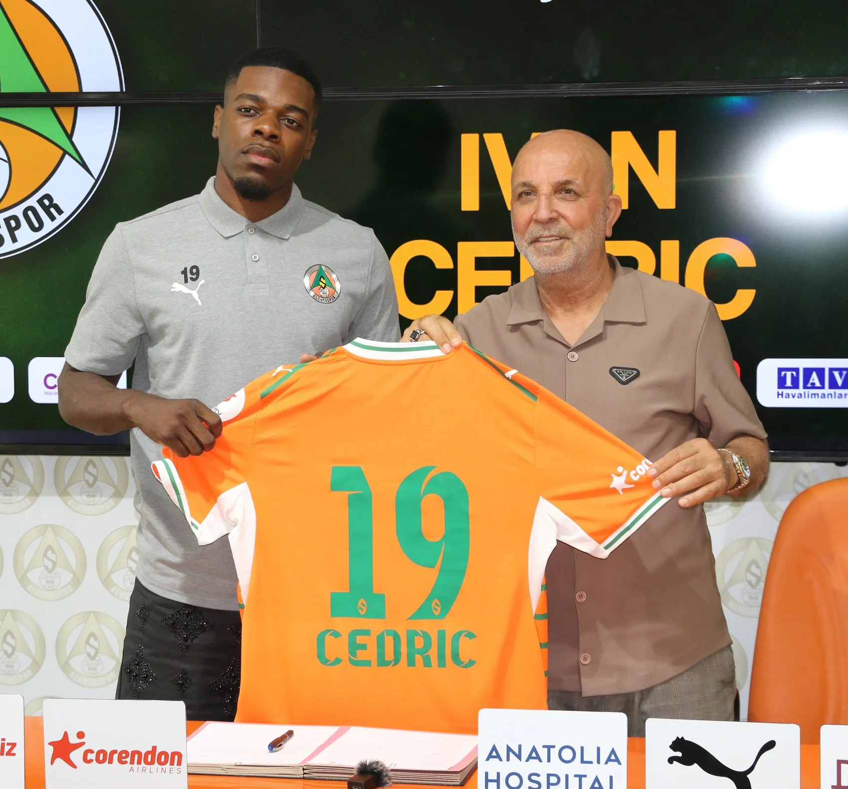 Alanyaspor forvet hattını Kamerunlu Ivan Cedric ile güçlendirdi