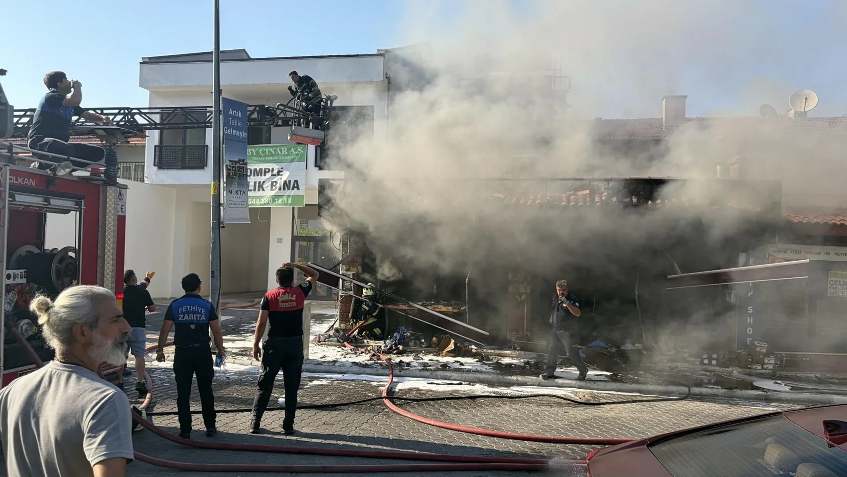 Fethiye’deki ayakkabı mağazasında yangın paniği