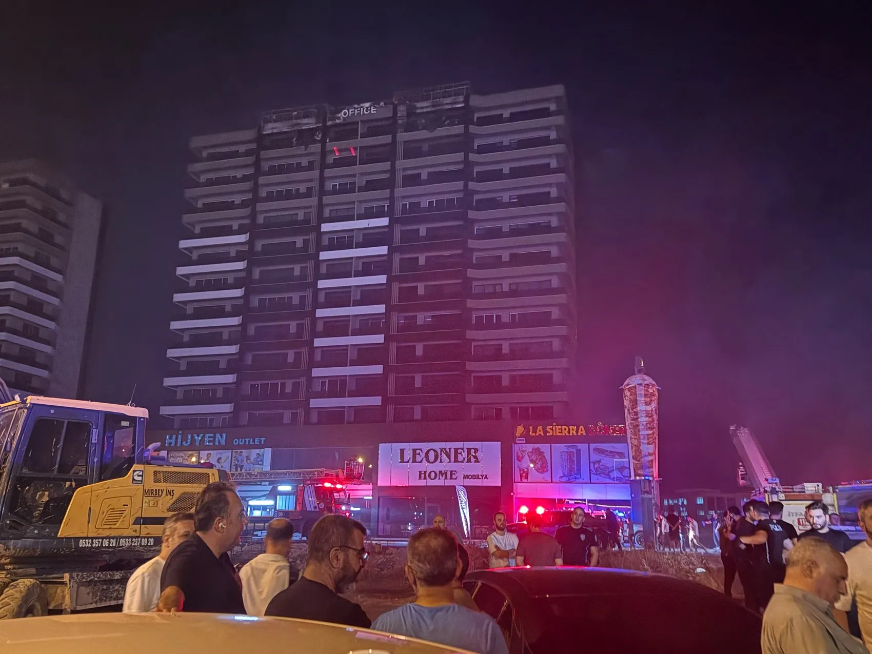 Alevler plazayı sardı, 5 kişi dumandan etkilendi