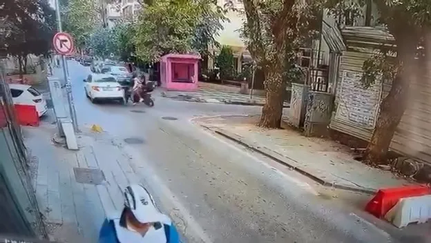 Motosiklet otomobile çarptı, iki yaralı kamerada