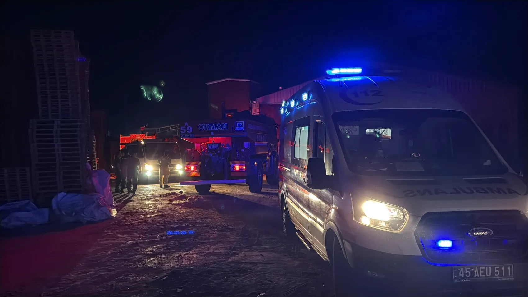 Turgutlu'da gece yarısı palet fabrikası alevlere teslim oldu
