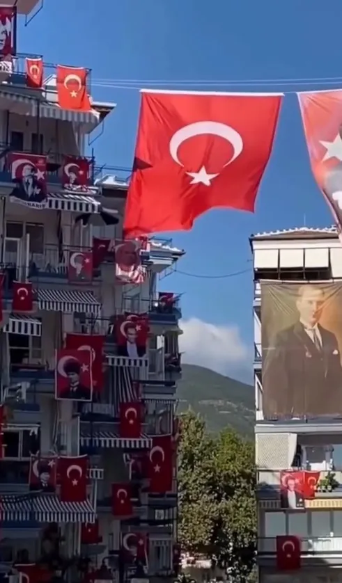 Gemlik'te bir site 30 Ağustos için kırmızı beyaza büründü