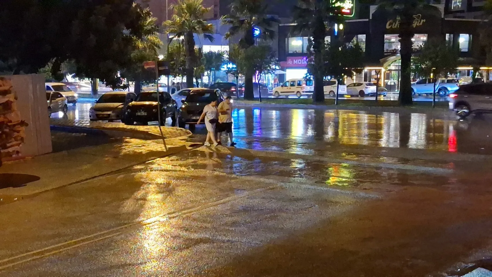 Adana'da sıcak havayı bir saatlik sağanak kesti