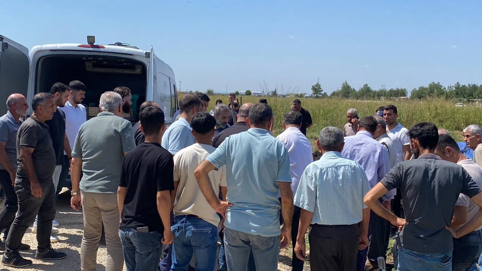 Ceyhan'da sokak ortasında dehşet: Üç çocuk annesi Asya son yolculuğuna uğurlandı