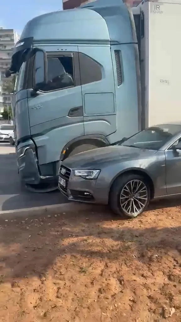 TIR şoförü tartıştığı otomobile çarpıp kaçtı, o anlar kamerada