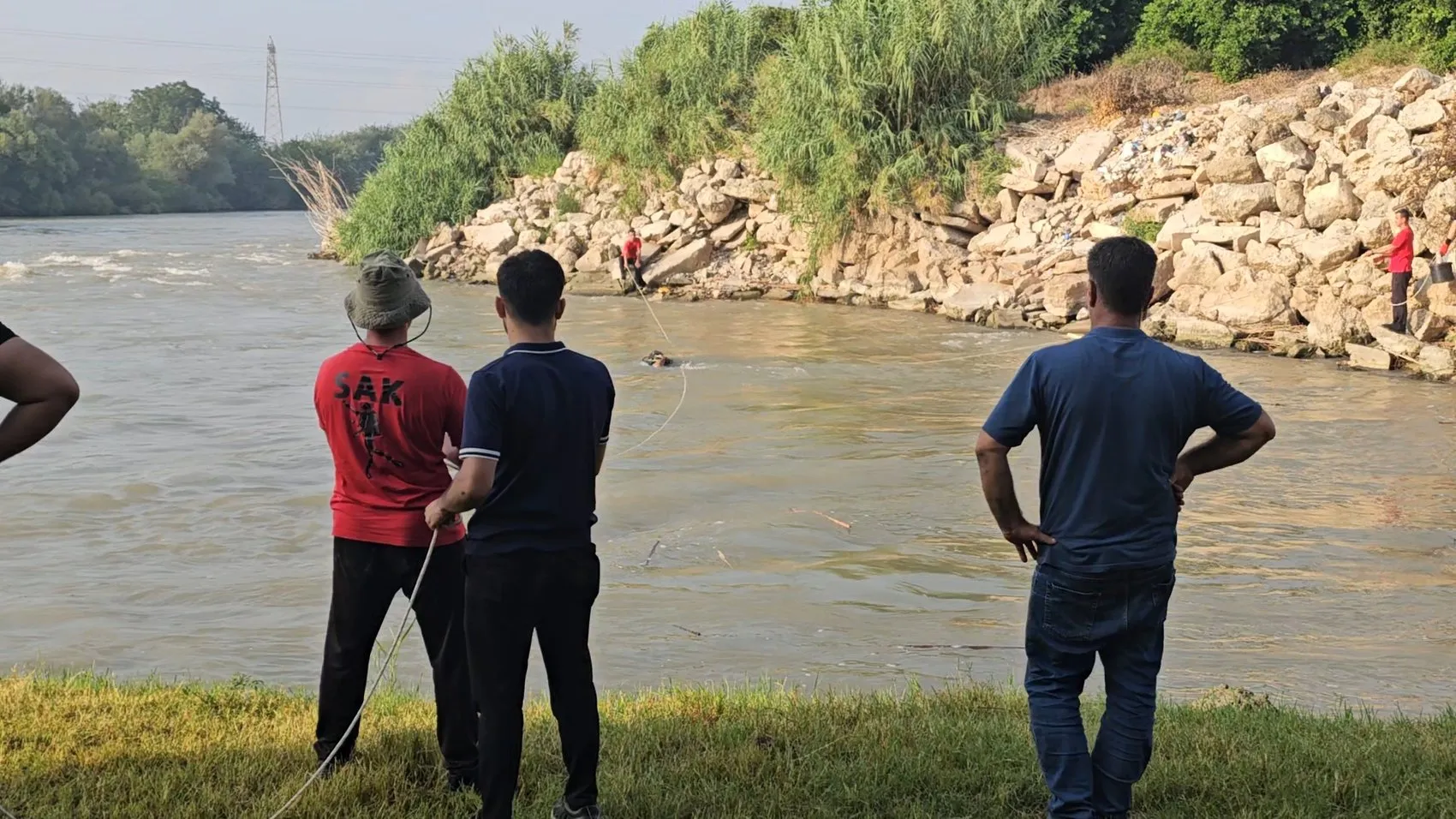 Ceyhan Nehri'nde kaybolan iki çocuk için umutlu bekleyiş sürüyor