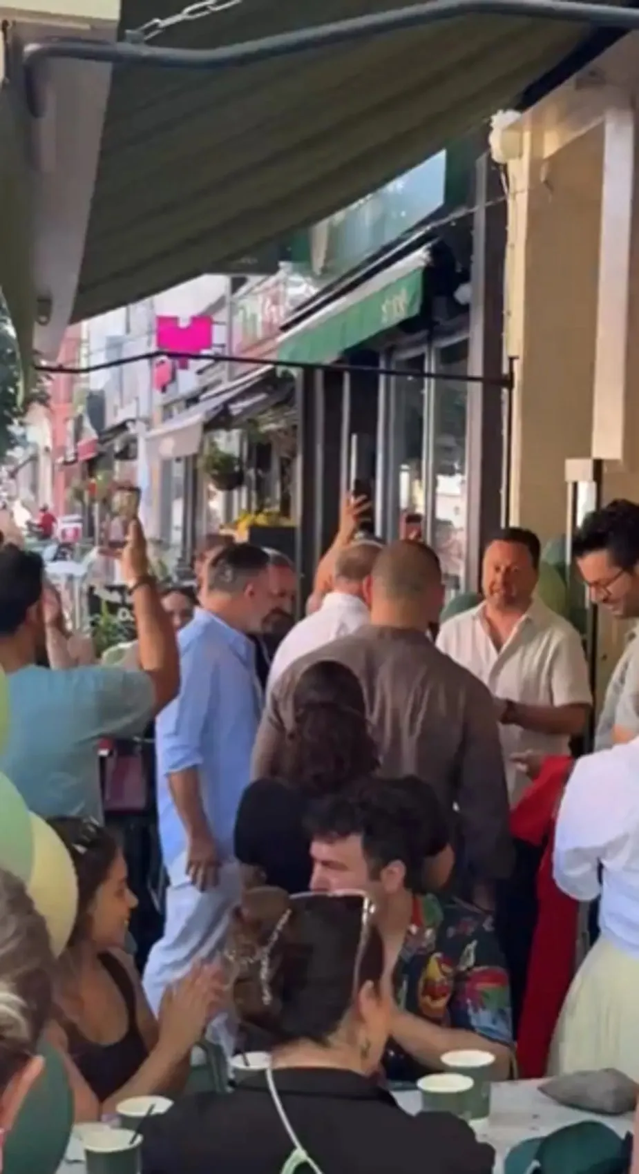 Halit Ergenç ticarete atıldı! Kapısında kuyruk oluyor: 2 ton sattı 1