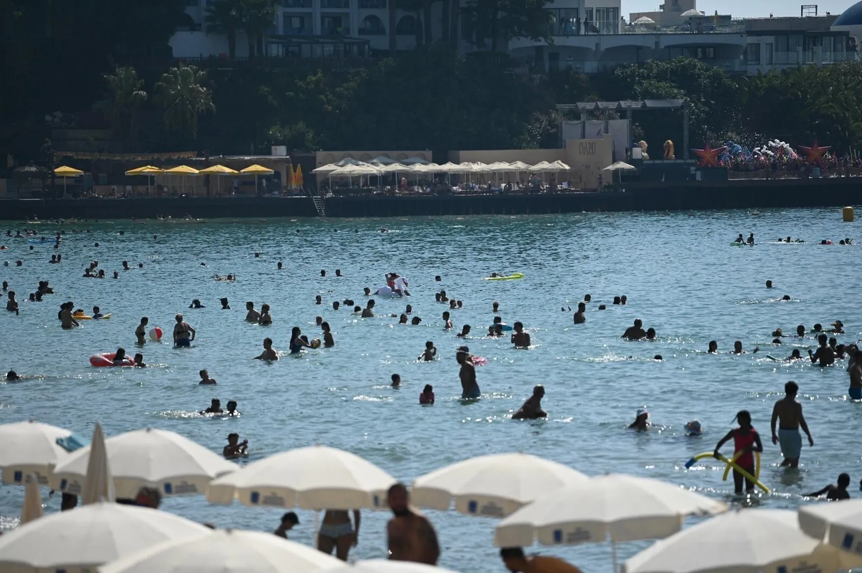 Kuşadası'nda termometreler 37'yi gösterdi, sahillerde yer kalmadı