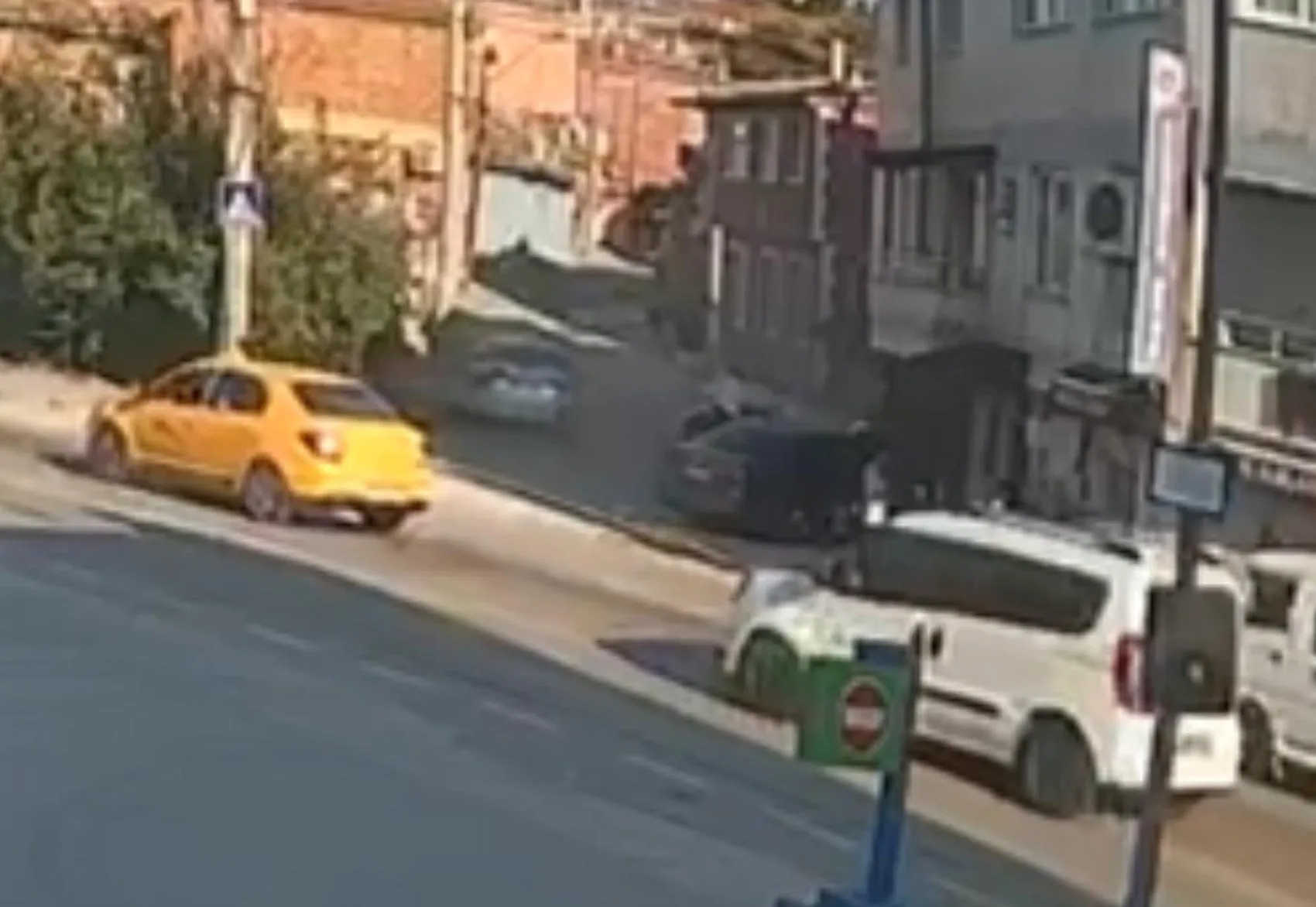 Edirne'de polisten kaçan göçmen araçları kaza yaptı