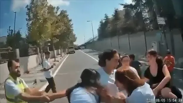 Sancaktepe’de sokak ortasında şiddetli kavga