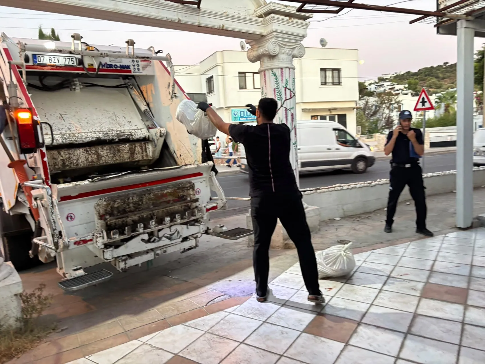 Bodrum'da bir depodan kötü koku yayıldı, 400 kilo bozuk et çıktı