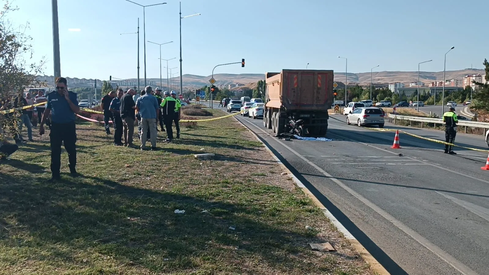 Sivas'ta motosiklet kamyona arkadan çarptı, 19 yaşındaki sürücü öldü