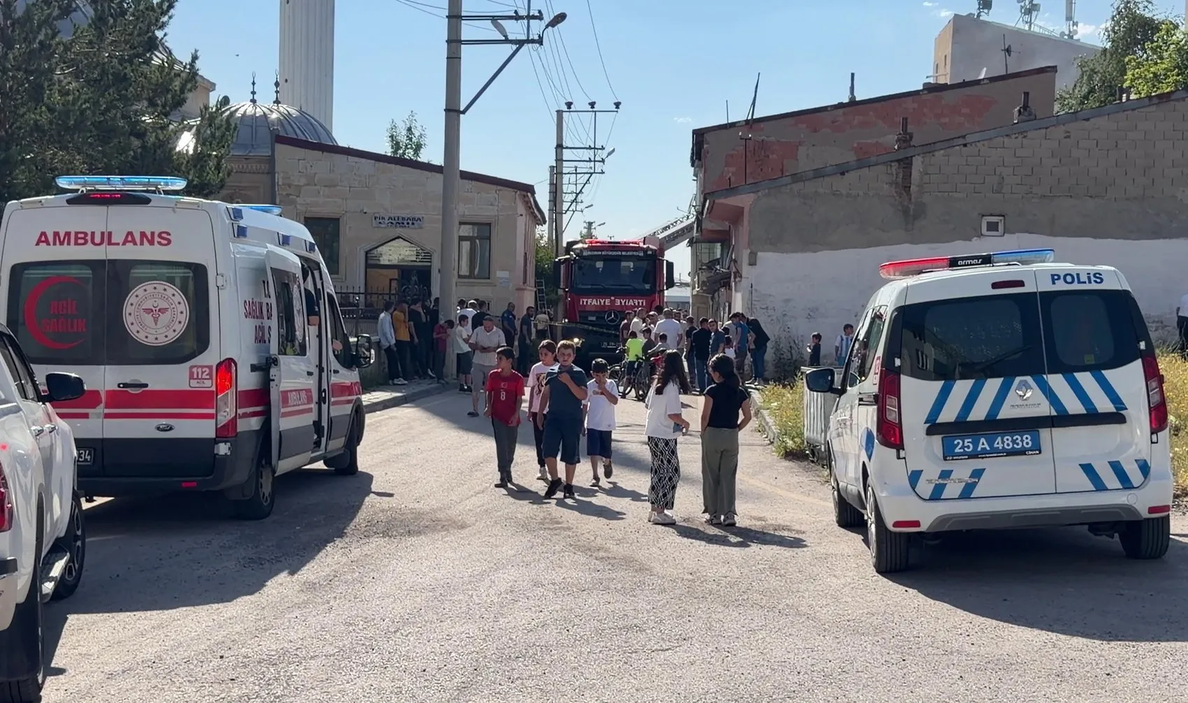 Erzurum'da garaj yangını paniği