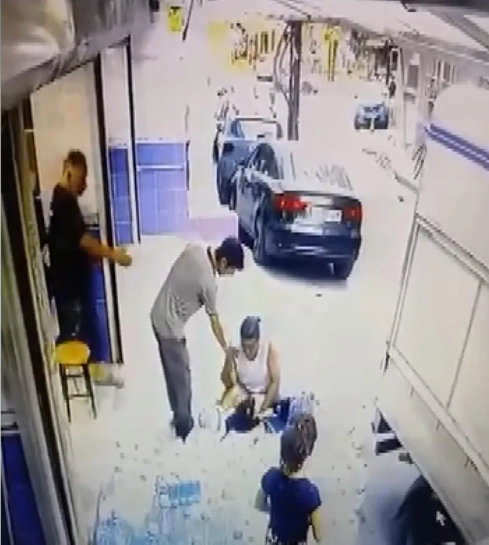 Gaziosmanpaşa'da sokakta oynayan çocuklara saldırı kamerada