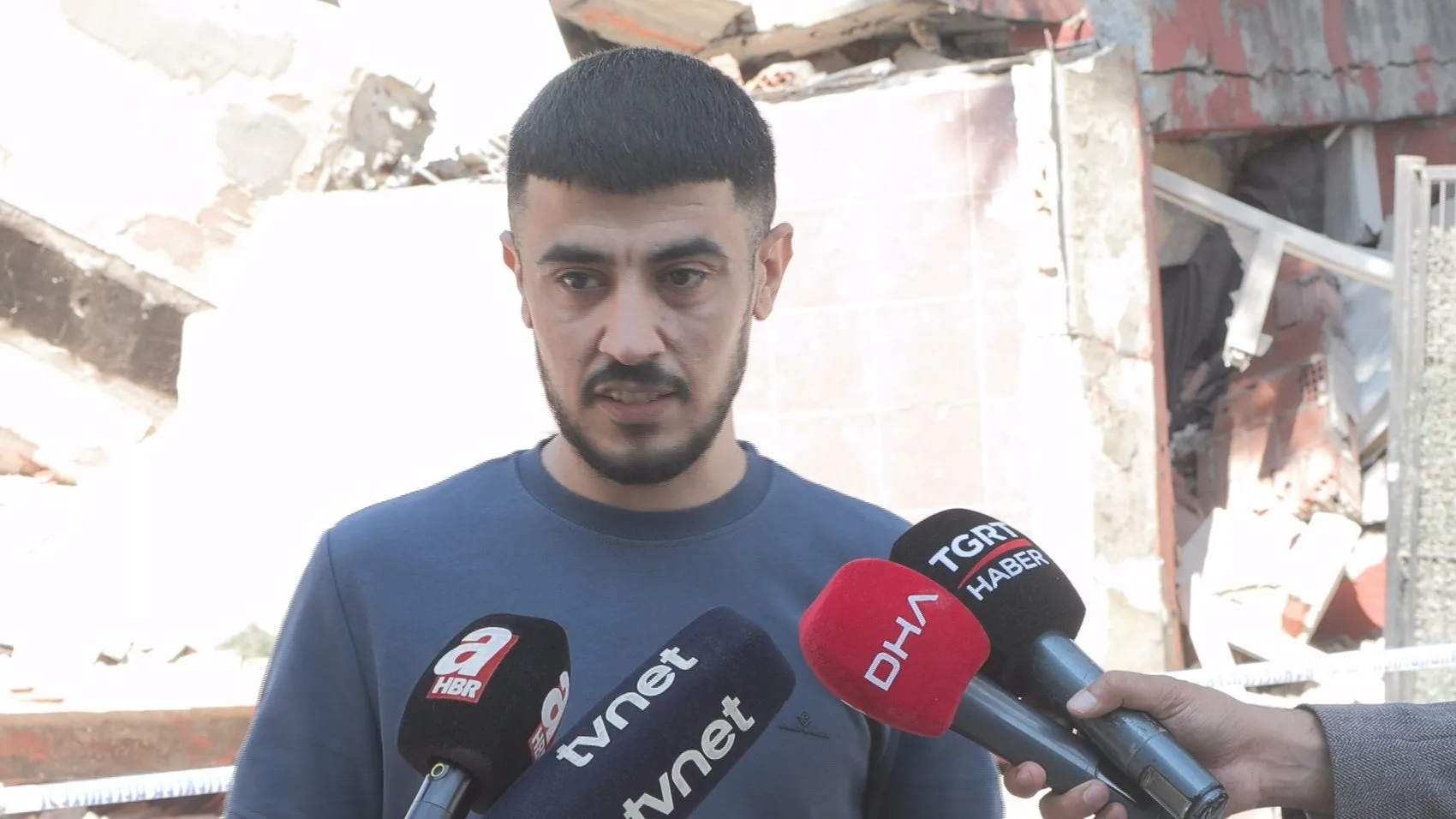 Bahçelievler’de boşaltılan bina büyük bir gürültüyle çöktü