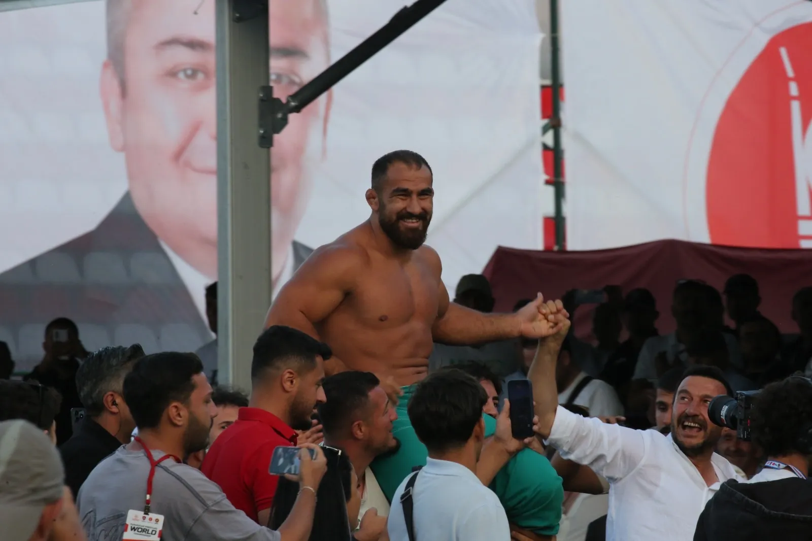 Minderin efendisi Feyzullah Aktürk dünyayı dize getirdi