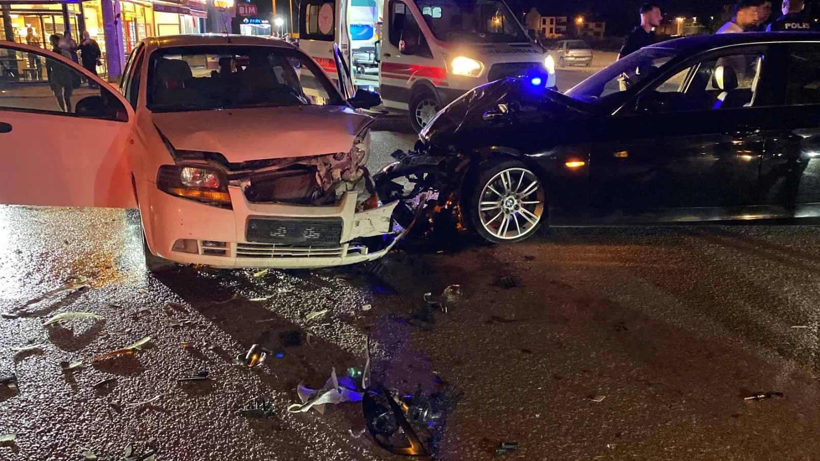 İnegöl’de gece yarısı kaza İki sürücü hastanelik oldu