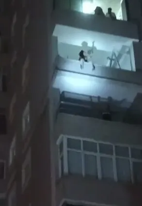 Beylikdüzü’nde sekizinci kattaki balkonda tehlikeli dans
