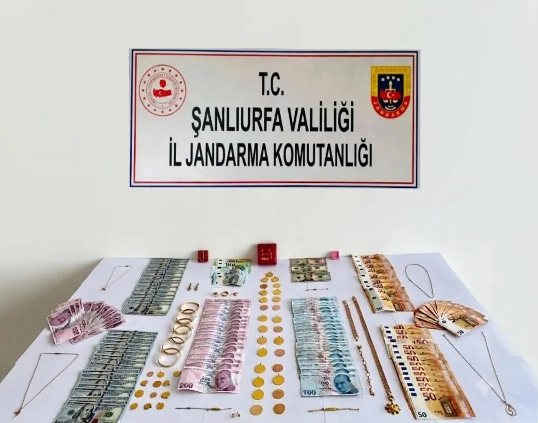 Jandarmanın durdurduğu araçta altın ve döviz çıktı, 3 kişi yakalandı