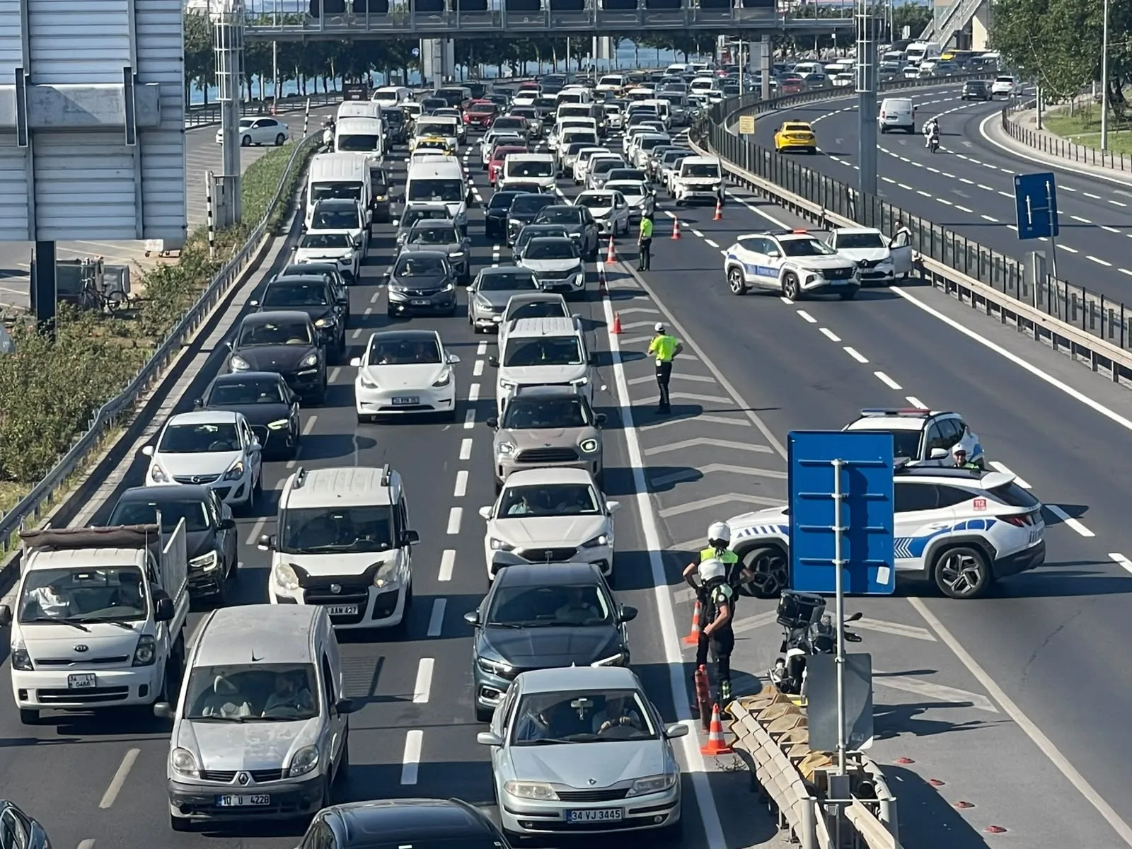 Kennedy Caddesi'nde yanan araç trafiği kilitledi