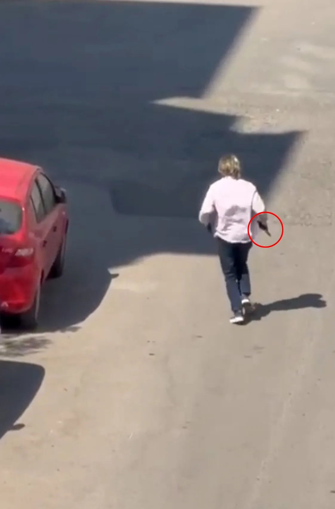 Perukla gelip 13 el ateş etti, silahı denize attı