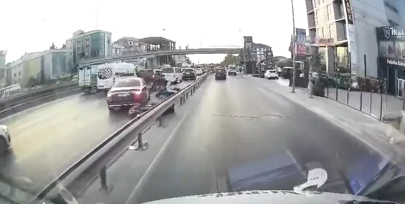 Avcılar D-100 karayolunda motosikletlerin tehlikeli kazası kameraya yansıdı
