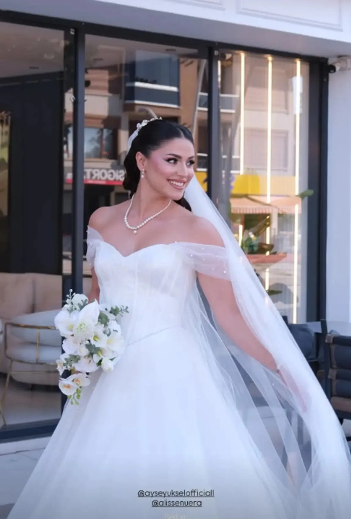 Survivor Ayşe Yüksel evlendi! Gelinliği tam not aldı 1